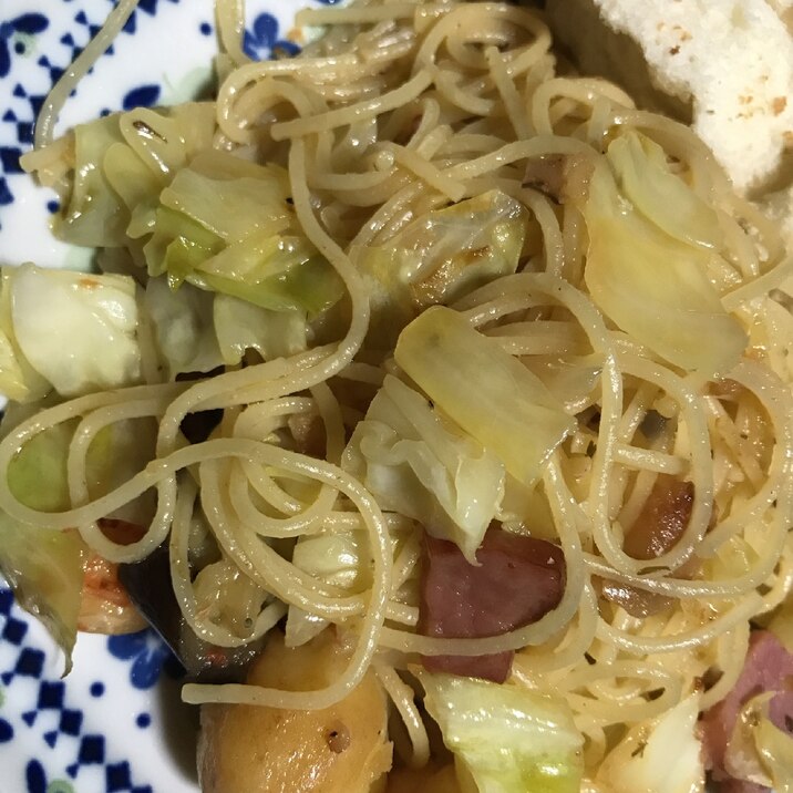 キャベツとベーコンのオリーブパスタ